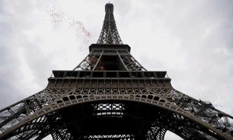 Google permite hacer un recorrido por la historia de la Torre Eiffel