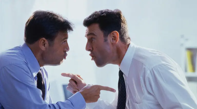 Una acalorada pelea entre empleados dejó a la empresa pagando los daños