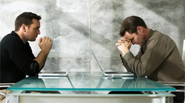 Diez malos hábitos en el trabajo que ponen a los empleados en "aprietos"