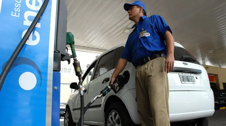 Vuelve el pago de nafta con tarjeta de crédito en estaciones de servicio