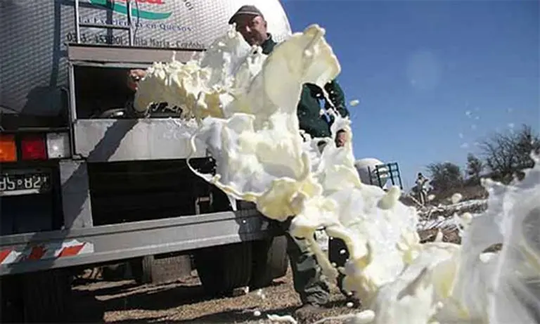 Por las pérdidas los tamberos regalan leche y comienzan a hacerse agricultores