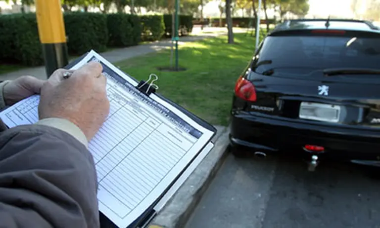Habrá multas para quienes no graben su patente en puertas, baúl y capot