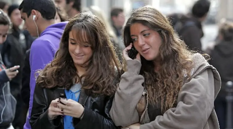 Los operadores móviles salen a capturar a los usuarios de redes sociales