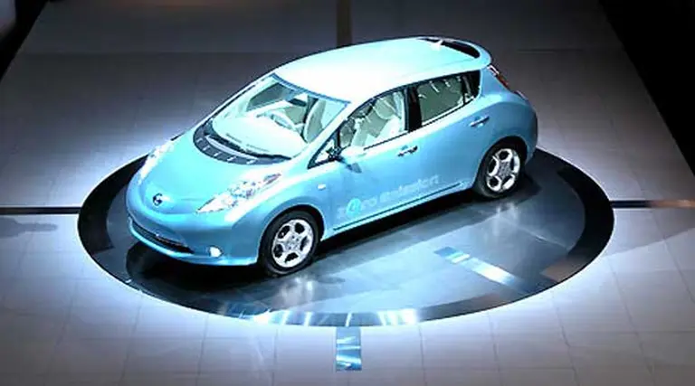 Nissan presentó el "Leaf", el prototipo de su primer vehí­culo que se enchufa