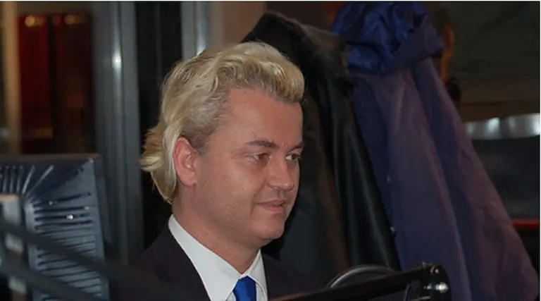 Un polí­tico es acosado por un "hacker" a través de diferentes sitios web