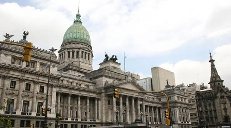 Diputados y senadores se subieron el sueldo un 15%