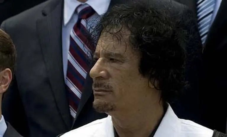 Gadafi advierte contra el uso de Facebook y detiene a varios ciberactivistas