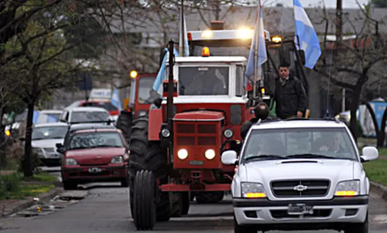Los productores hacen un "tractorazo" en Paraná por la suba del Inmobiliario Rural