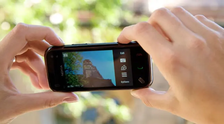 Nokia lanza nuevos celulares y anuncia un acuerdo con Facebook