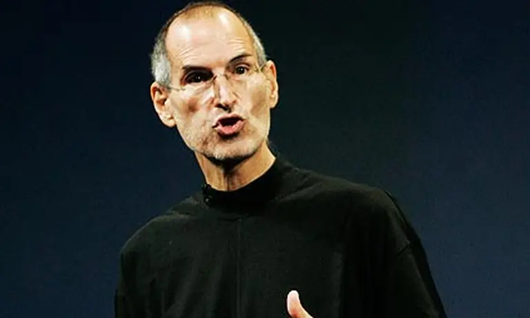 Paradoja: Steve Jobs con un sueldo mensual que sólo alcanza para un café