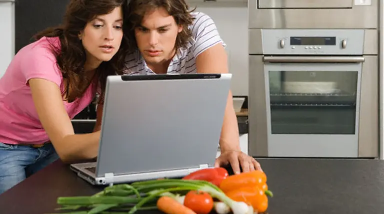 ¿Cómo se comportan las redes sociales según las leyes de Moore y Metcalfe?