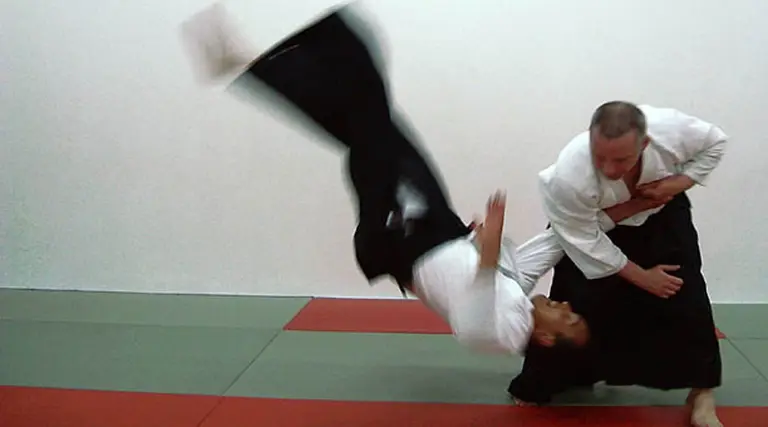 Empresas recurren al Aikido para fomentar el trabajo en equipo entre sus empleados