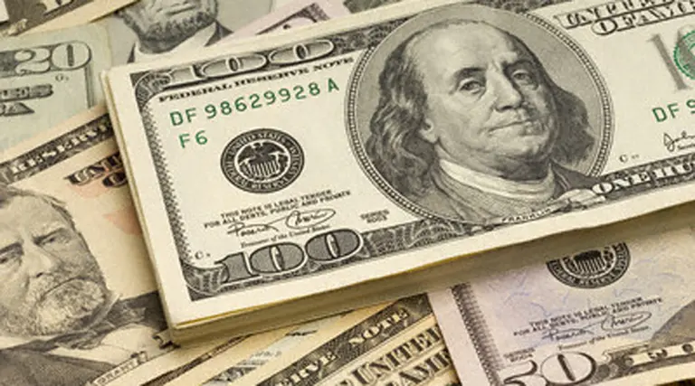 El dólar operó a $3,85 para la venta en las pizarras porteñas