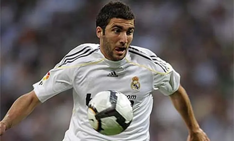 Ordenan investigar a una larga lista de futbolistas por evasión tributaria en pases al exterior