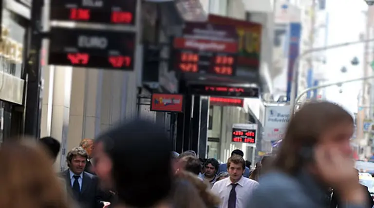 La divisa norteamericana se negoció a $3,83 para la venta