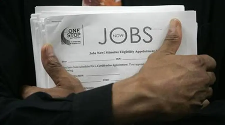 Los despidos en EE.UU. pisaron el freno y el empleo tuvo su menor baja en un año