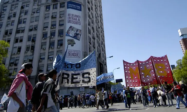 Esclavos del piquete: cómo las organizaciones sociales cambian planes por asistencia a marchas