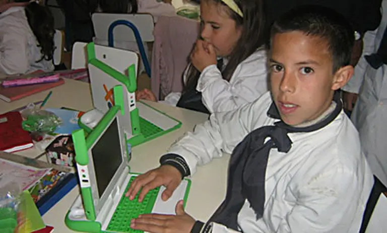 Uruguay llegó al millón de computadoras entregadas a alumnos y se pasa a las tabletas