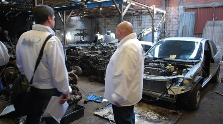 Cómo funciona el oscuro negocio de los desarmaderos ilegales de autos