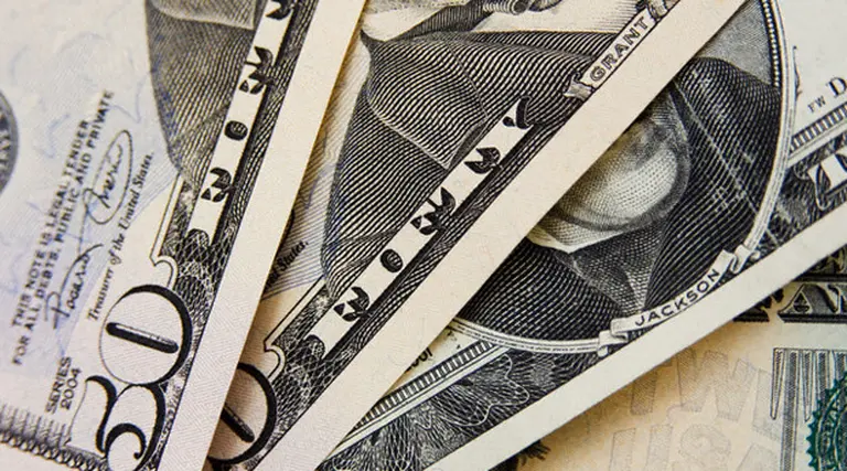 El dólar cerró sin cambios a $3,81 para la venta en las pizarras de la city