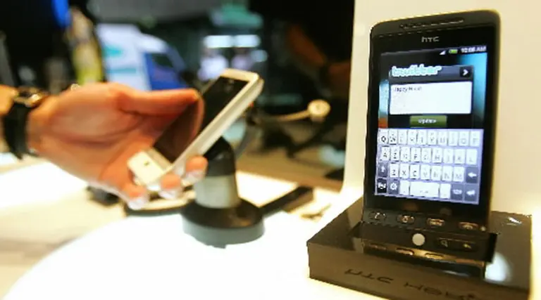 Microsoft trae su Windows Phone para competir con el BlackBerry y el iPhone