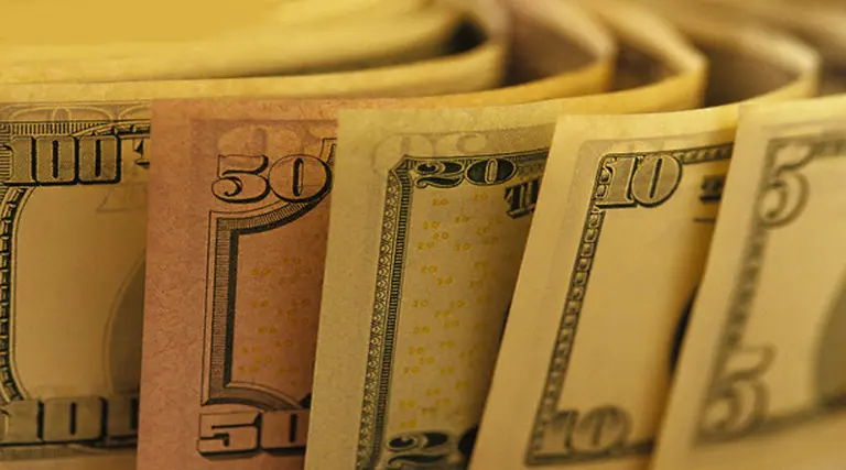 El dólar cerró a $3,82 para la venta en las pizarras porteñas