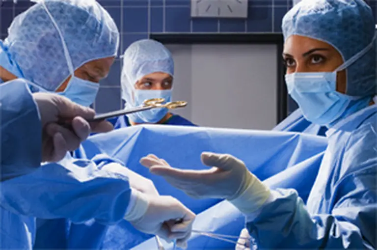 Ordenan a una prepaga a suministrar prótesis importada a un paciente