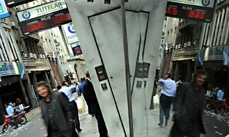 El dólar subió un centavo y cerró a $3,83 para la venta en la city