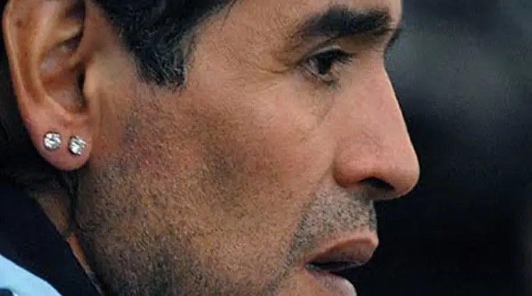 El fisco italiano ya le puso fecha de remate a los aros confiscados a Maradona