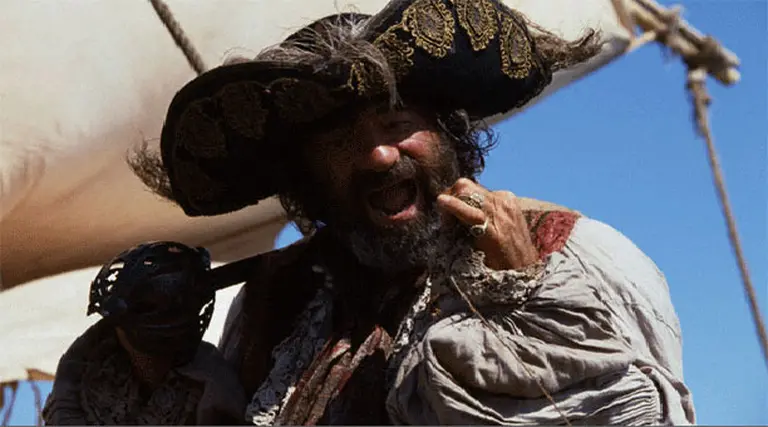 Insólito: aún existen barcos piratas y obligan a volver a las armas