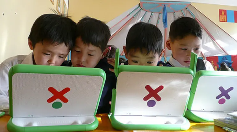 La PC barata de Negroponte desembarca en la Argentina para pelear contra Intel