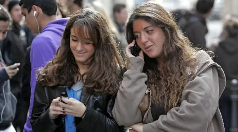 Advierten sobre los riesgos de las redes sociales en el móvil