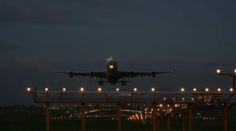 Brasil frena los vuelos de Aerolí­neas que salgan de Aeroparque