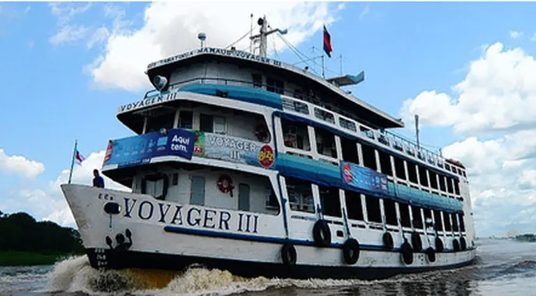 Un banco flotante navega por las turbulentas aguas del Amazonas