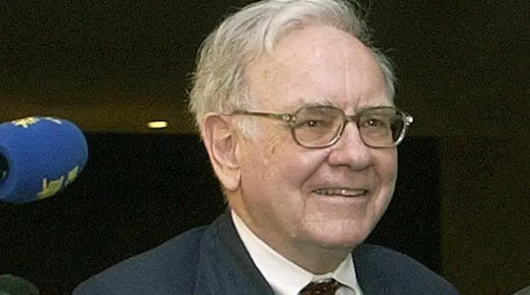 Warren Buffet da un paso en el mundo de los licores y analiza nuevos negocios