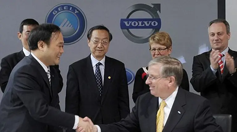 Ford cierra la venta de su filial Volvo a la china Geely