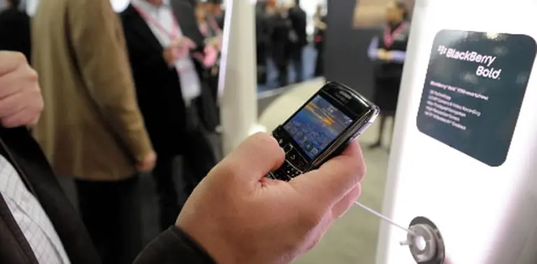 Caen las acciones de RIM al reconocer que bajará el precio de las BlackBerry