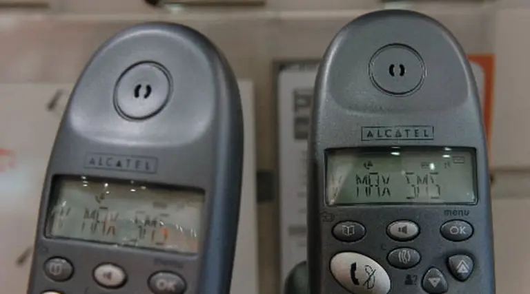 Alcatel comenzó a fabricar teléfonos móviles en Tierra del Fuego