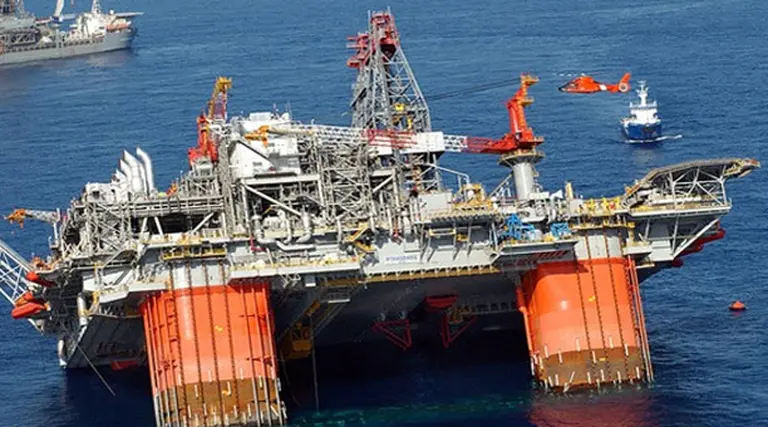 Tras incendiarse, se hundió una plataforma petrolera en los Estados Unidos
