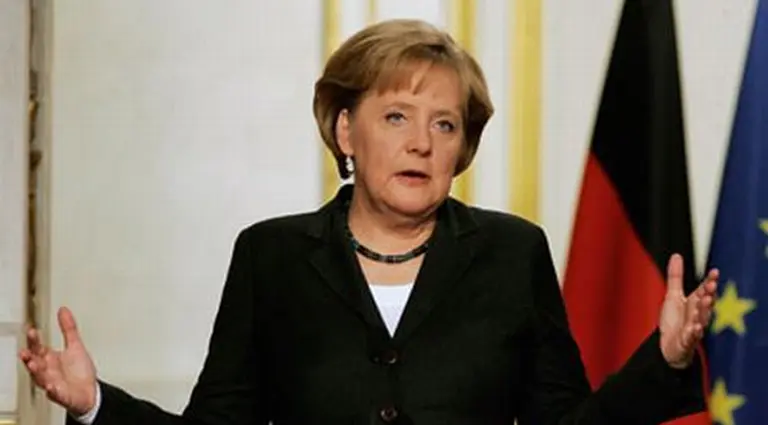 Angela Merkel redobló su presión sobre Atenas y el euro volvió a caer