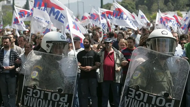 Los "7 mandamientos" a cumplir por los griegos para no caer en el abismo