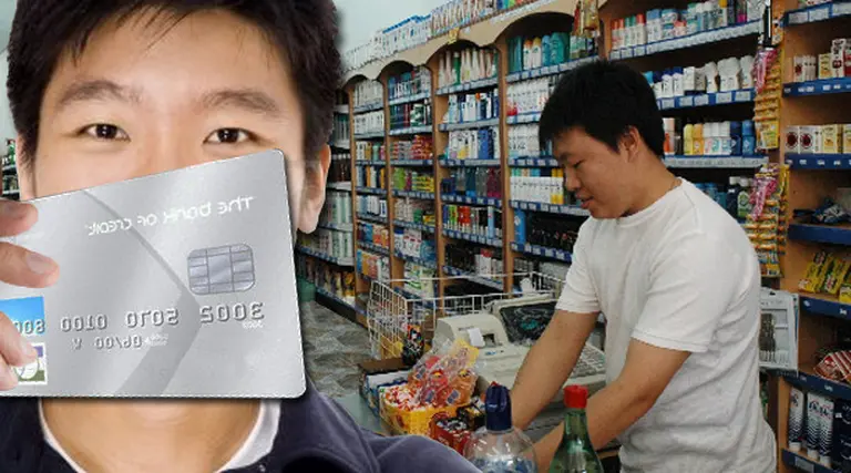 Debuta la tarjeta en los súper chinos y preparan ofensiva para frenar a las cadenas