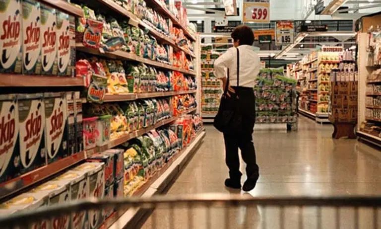 Por especulación y subas de salarios, escasean productos clave en góndolas argentinas