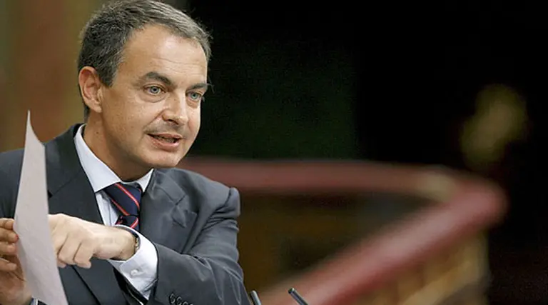 Acorralado por la crisis, Zapatero recorta salarios y congela las jubilaciones