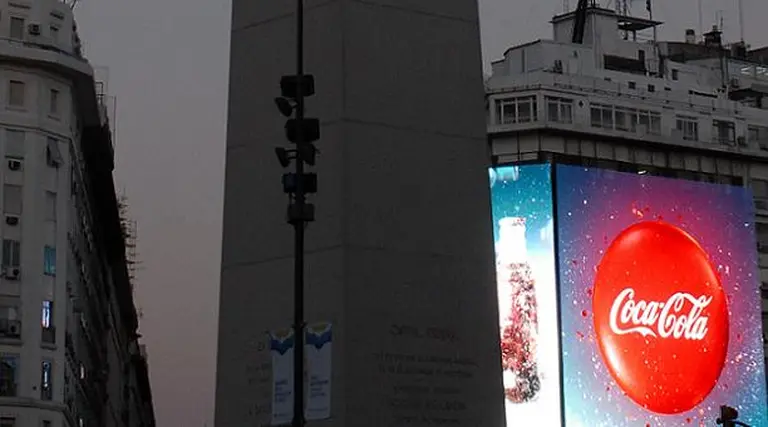 Coca-Cola viste la pantalla de LED más grande de la región