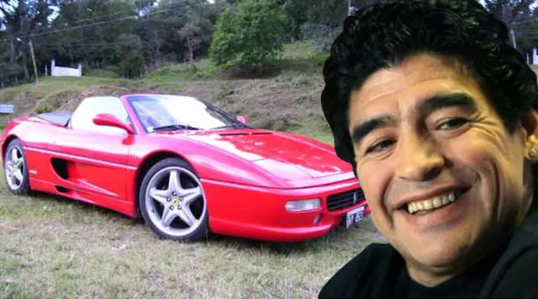 Subastan la Ferrari F355 Spider de Maradona por MercadoLibre
