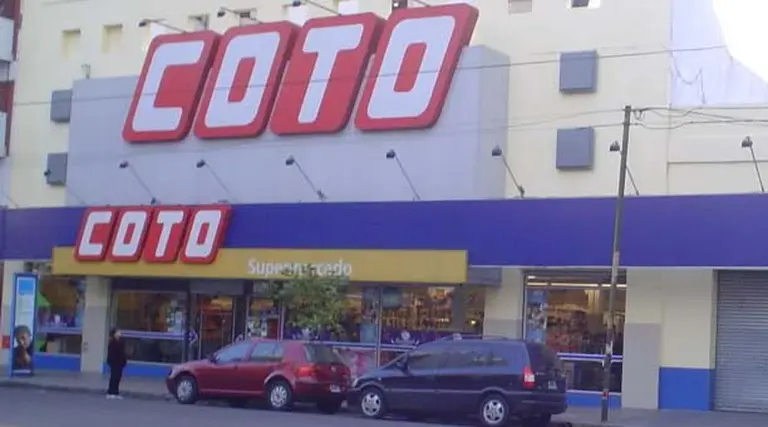 Coto deberá indemnizar a un empleado que fue discriminado por gay