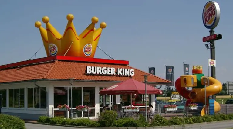 Prohí­ben una campaña de Burger King por agrandar una hamburguesa