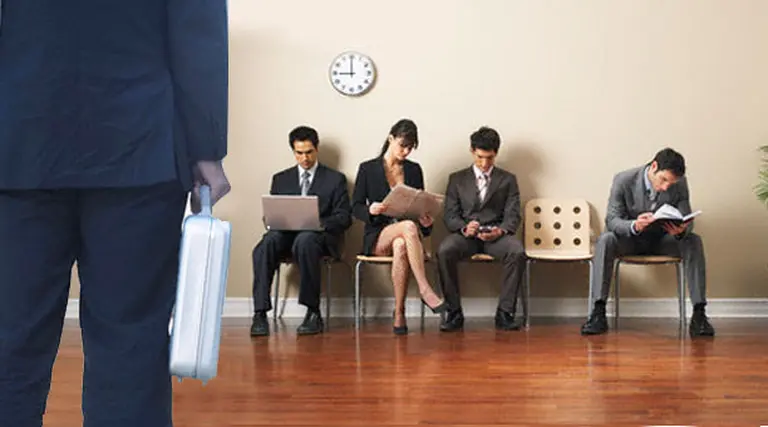 Argentina "bipolar": muchos festejan pleno empleo y otros pelean por un trabajo