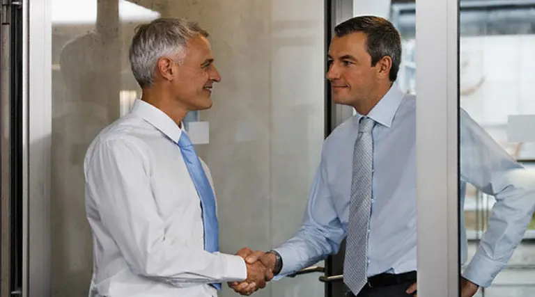 Los hombres tienen mejores contactos para lograr ascensos en el trabajo